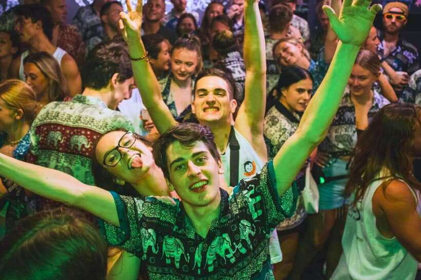 Phnom Penh Pub Crawl with Free Mad Monkey Singlet - Key points at a glance