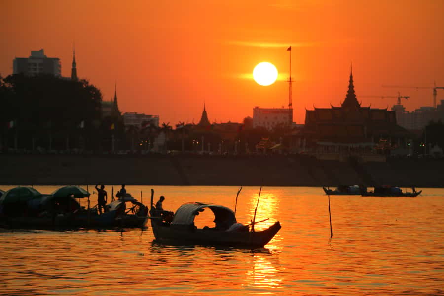 Phnom Penh: Sunset Cruise with Unlimited Beer &Fruit platter - Stilted houses and life on the riverbank