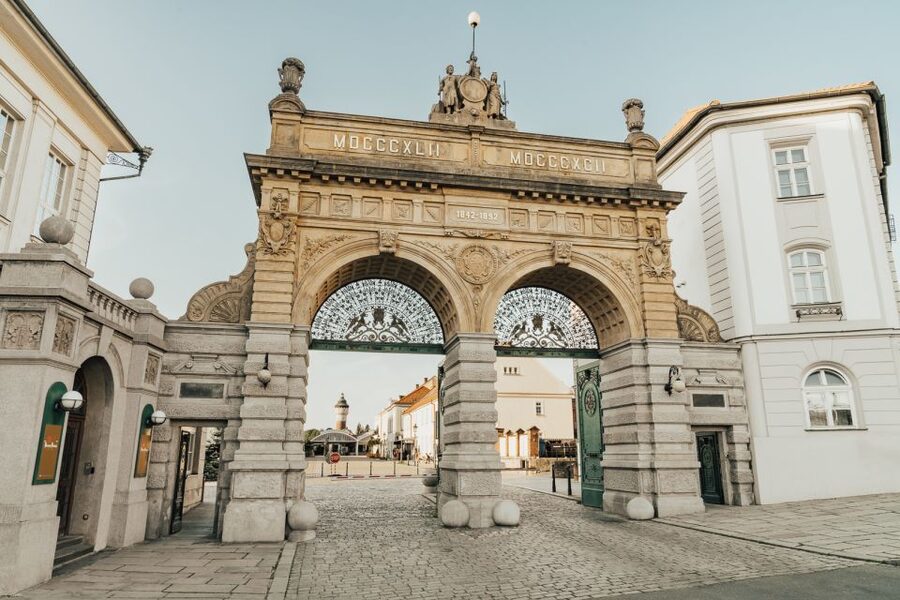 Pilsen: Pilsner Urquell Brewery Tour with Beer Tasting - Taking the brewery bus to modern production
