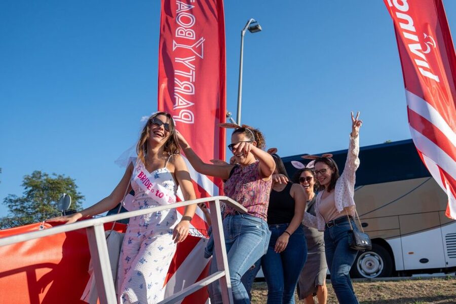 Porto: Douro River Party Boat with Sunset Option & 6 Bridges - The DJ sets the mood