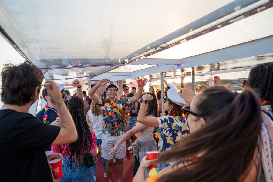 Porto: Douro River Party Boat with Sunset Option & 6 Bridges - Drinks included, with a few small rules
