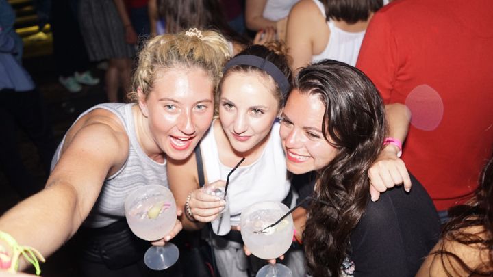 Porto: Pub Crawl with 6 Drinks and VIP Club Entry - Starting at Praça Gomes Teixeira at 10:30 p.m.