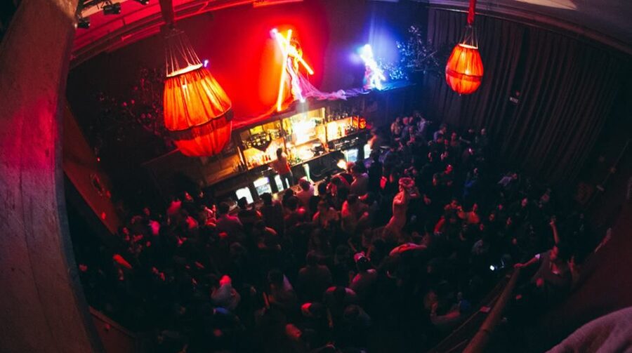 Porto: Pub Crawl with 6 Drinks and VIP Club Entry - Guides make or break the night