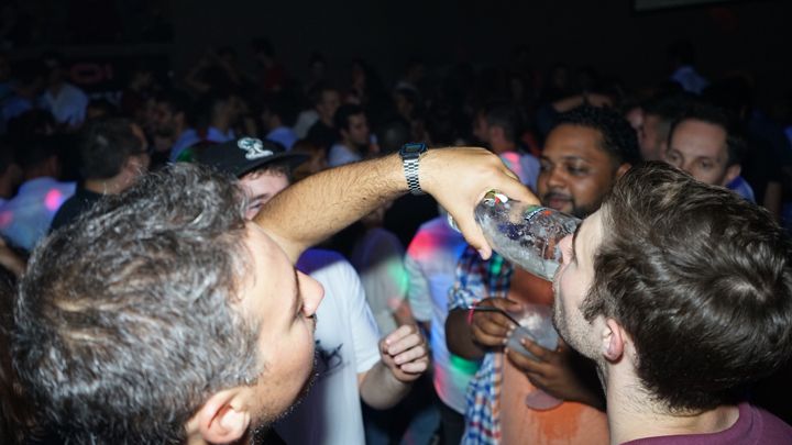 Porto: Pub Crawl with 6 Drinks and VIP Club Entry - The nightclub finish and skip-the-line benefit