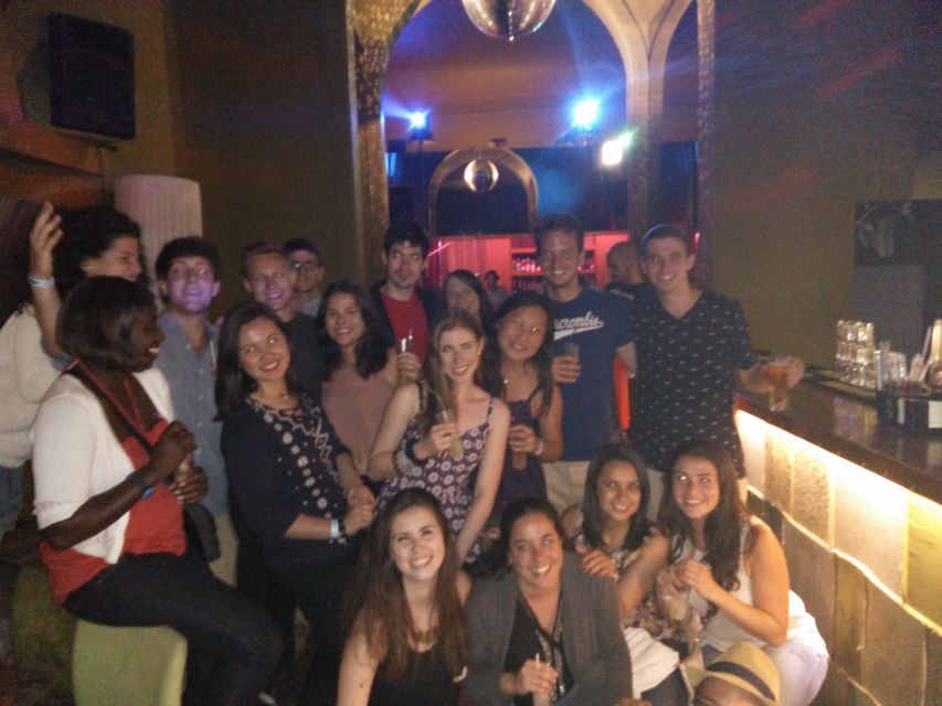 Porto: Pub Crawl with 6 Drinks and VIP Club Entry - The first bar sets the pace