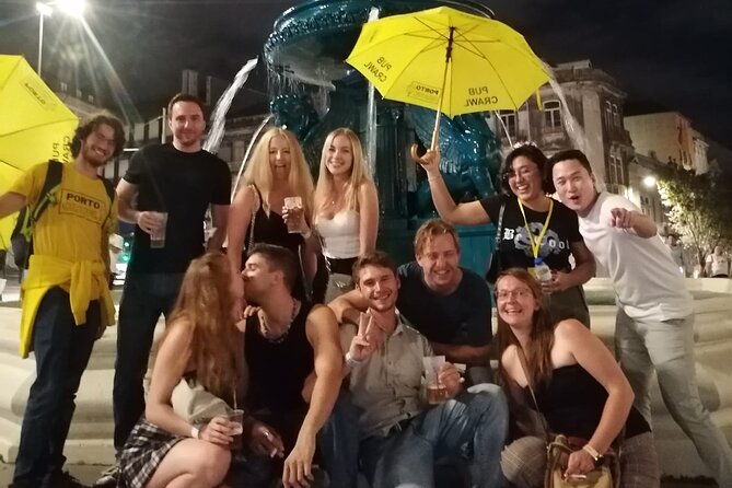 Porto Pubcrawl: 5h,7 Drinks,4 bars &Skip the line Club Entry - Two bars on Largo de Alberto Pimentel