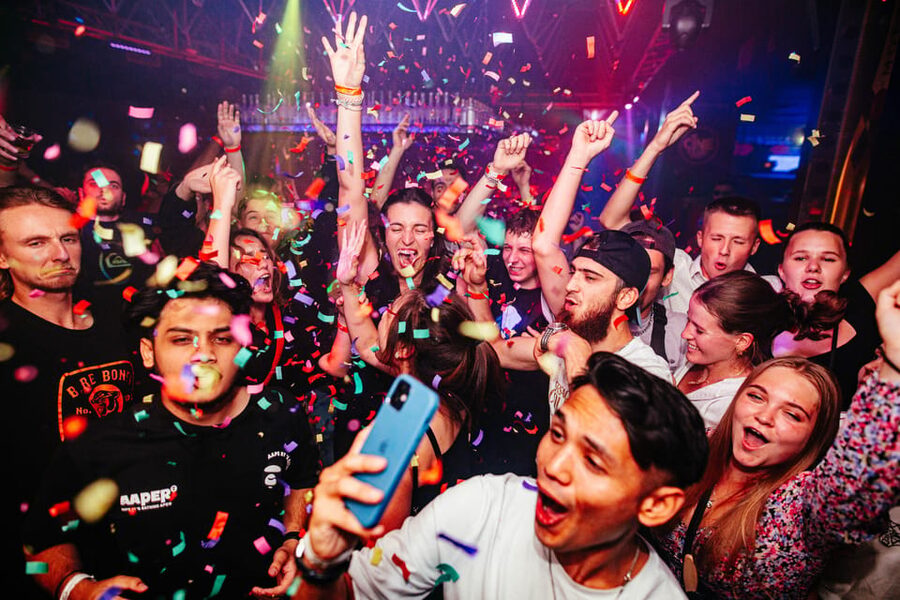 Prague: Boat Party with Unlimited Drinks & After Party Entry - Prague Castle after dark