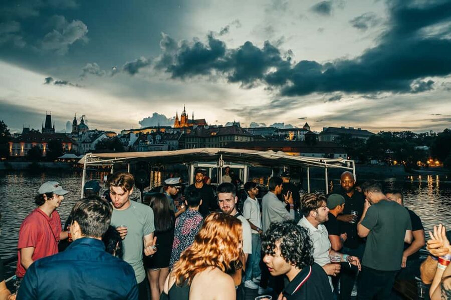 Prague: Booze Cruise with Open Bar and Duplex Entry - Who should book this experience?