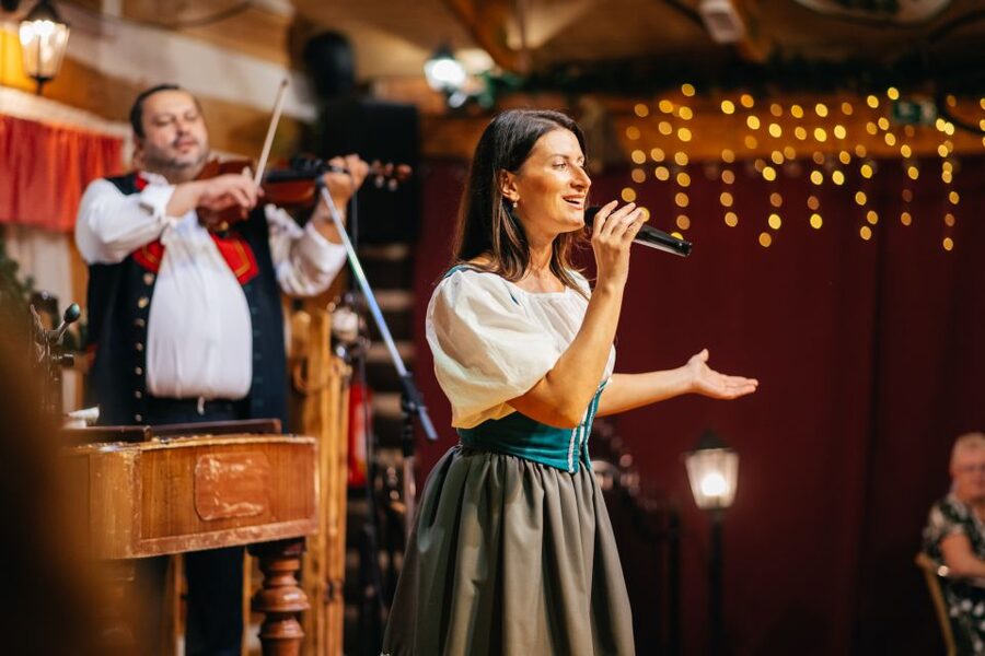 Prague: Dinner with Folk Show and Open Bar - How the three hours are likely to feel