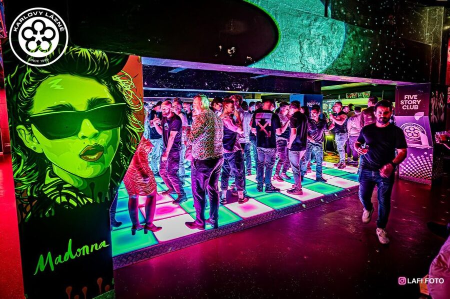 Prague: Entry ticket to Ice Pub Prague with Nightclub Option - Choosing your included drink