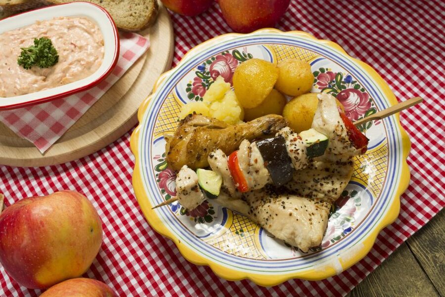 Prague: Folkloric Dinner Show with Unlimited Drinks - Where you sit changes the experience