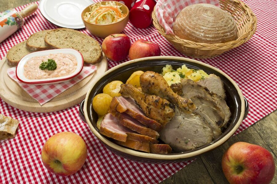 Prague: Folkloric Dinner Show with Unlimited Drinks - New Year’s Eve version