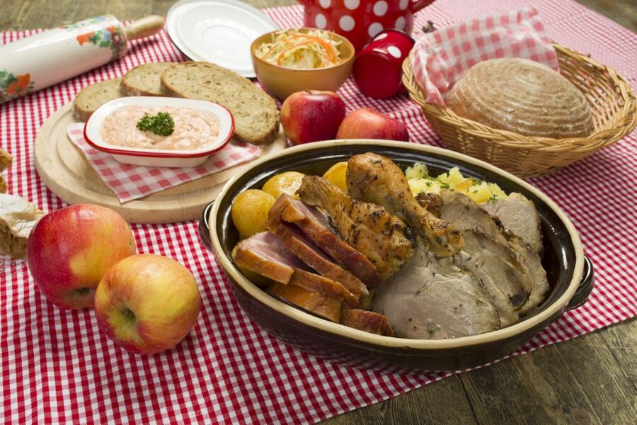 Prague: Folkloric Dinner Show with Unlimited Drinks - Choosing the best main course