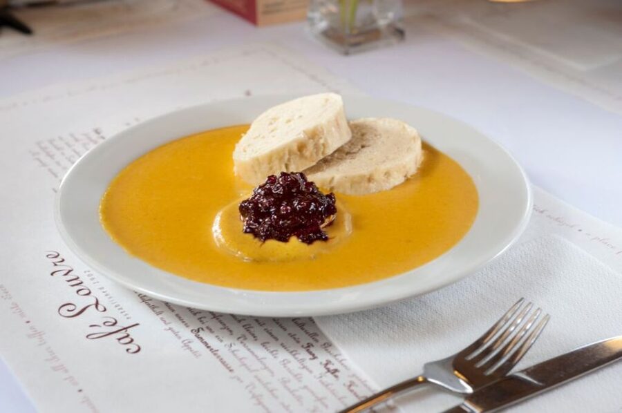 Prague: Food and Beer Guided Walking Tour with Tastings - What the guides add to the food