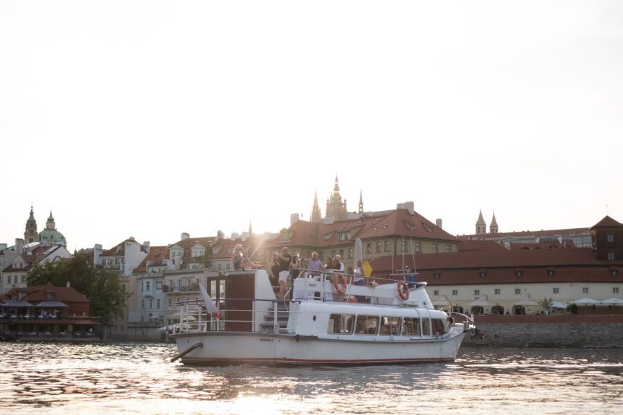 Prague: Private Beer Boat Cruise with Unlimited Beer - Setting out on the Vltava for 55 minutes