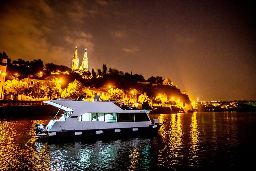 Prague: Private River Cruise with Unlimited Beer or Prosecco - Food, grilling, and the extra-package question