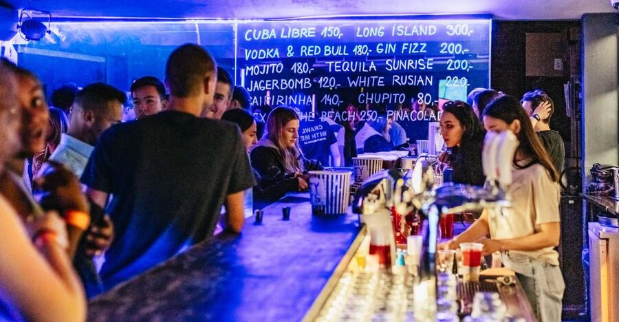 Prague: Pub Crawl with Unlimited Drinks & 5-floor Club Entry - What the guides add to the evening