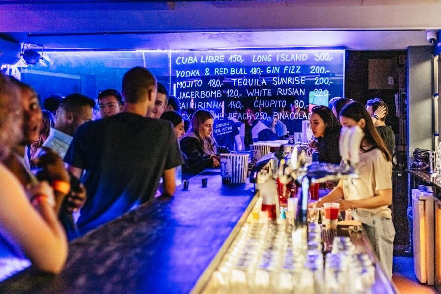 Prague: Pub Crawl with Unlimited Drinks & 5-floor Club Entry - Who should book this crawl?