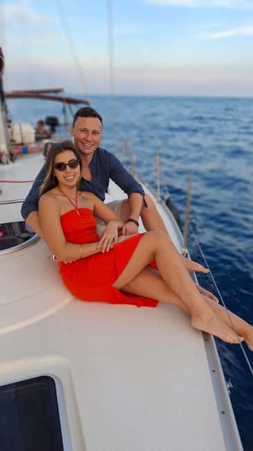 Private boat with an open bar and snacks - The 30-minute swimming stop