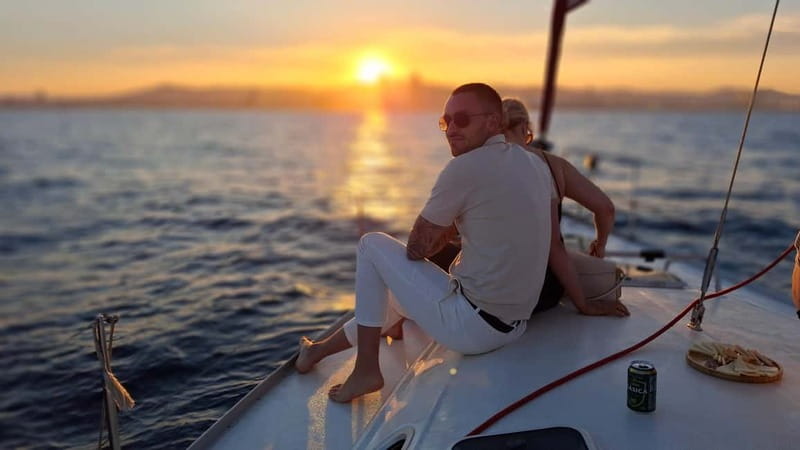 Private boat with an open bar and snacks - Who will enjoy this experience most