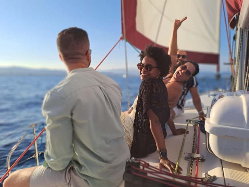 Private boat with an open bar and snacks - Leaving from Olympic Port