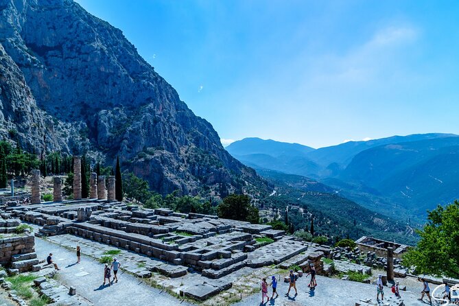 Private Delphi and Hosios Loukas Monastery - Great Lunch and Drinks Included - Walking through Delphi, the center of the ancient Greek world