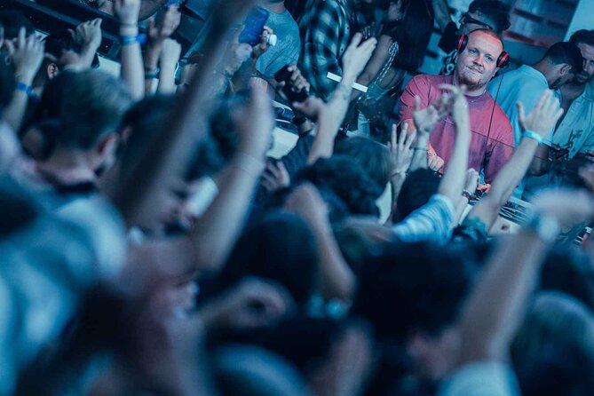 Pub Crawl Barcelona by EVOLVE The BEST night experience - Plaça Reial and the central bar circuit