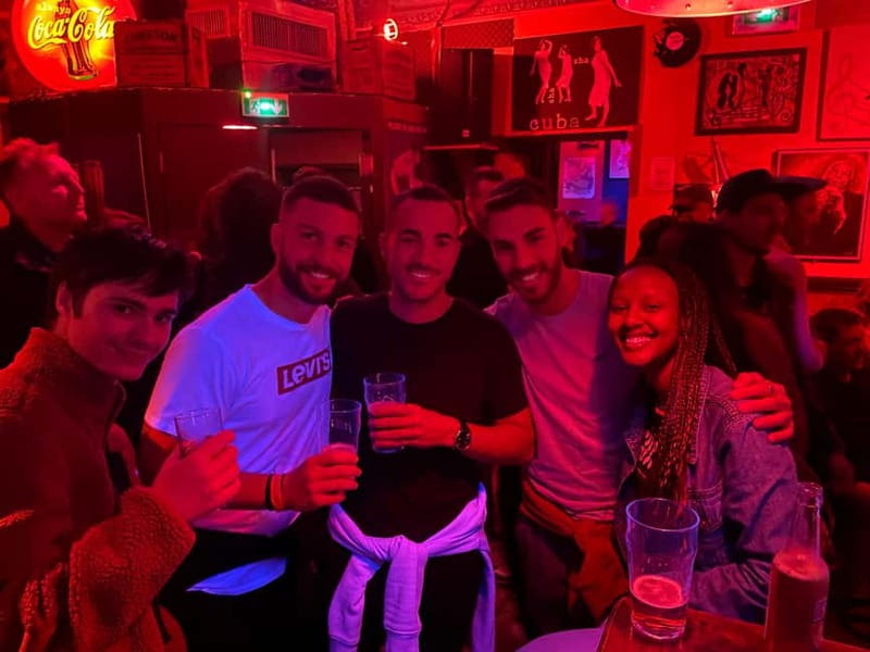 Pub Crawl Paris: Drink, Laugh, Meet the World - Why the guide can make or break the evening