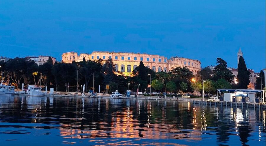 Pula: Harbor Cruise with unlimited Drinks - The first view: Pula Arena from the harbor