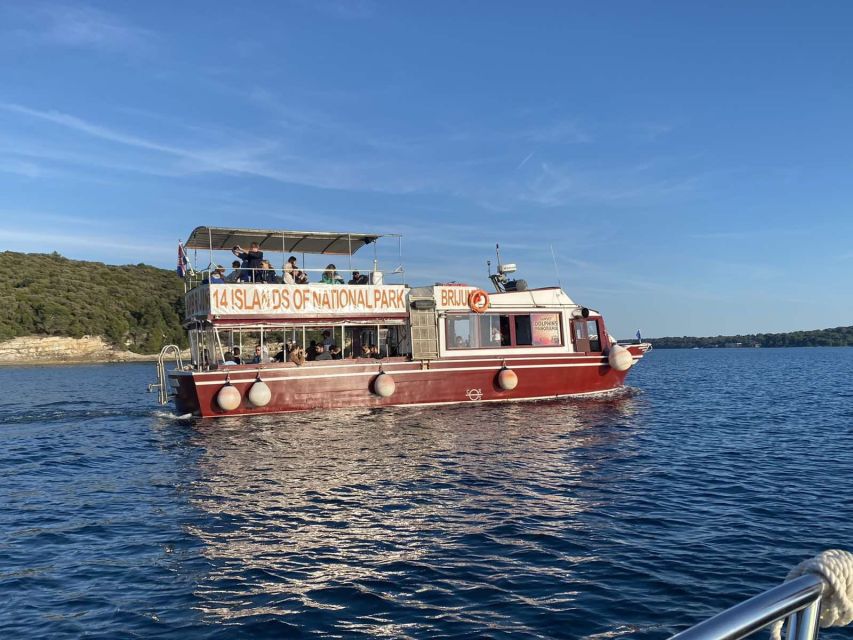 Pula: Harbor Cruise with unlimited Drinks - Punta Christo and the open-water views