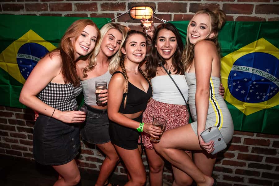 Queenstown: Bar Crawl with 5 Free Shots and Pizza - Meeting at The London beside Fergburger