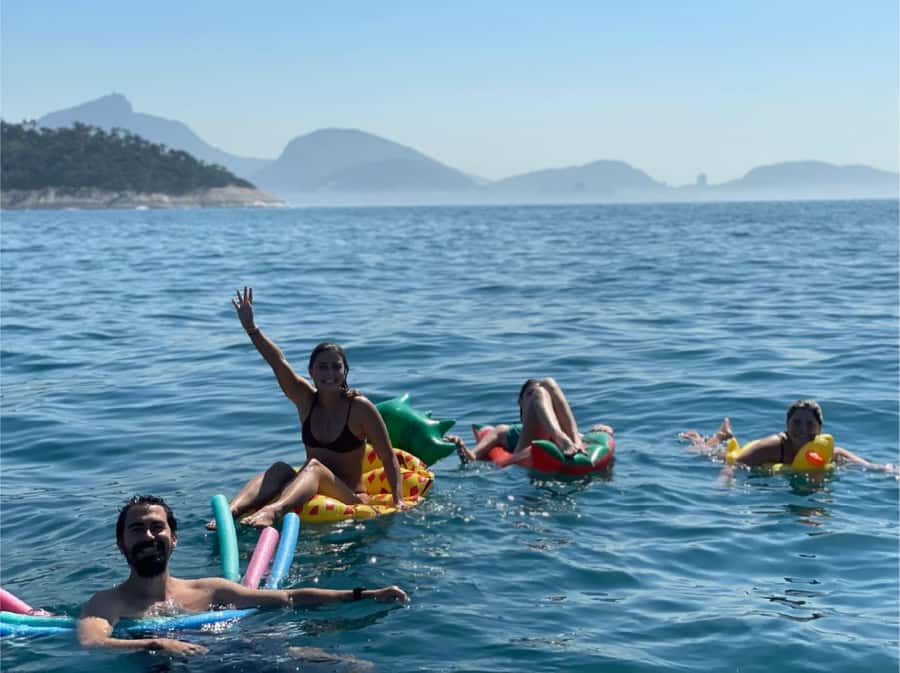 Rio de Janeiro: SpeedBoat Tour - Beach Tour with Beer - Red Beach and the first coastal views