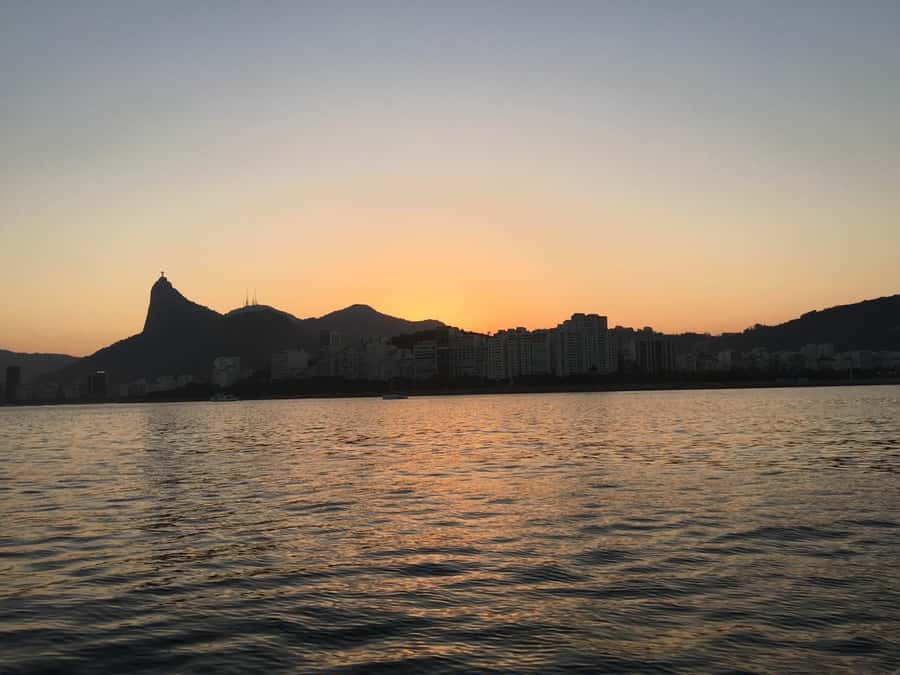 Rio de Janeiro: SpeedBoat Tour - Sunset with Beer - Niterói Contemporary Art Museum across the bay
