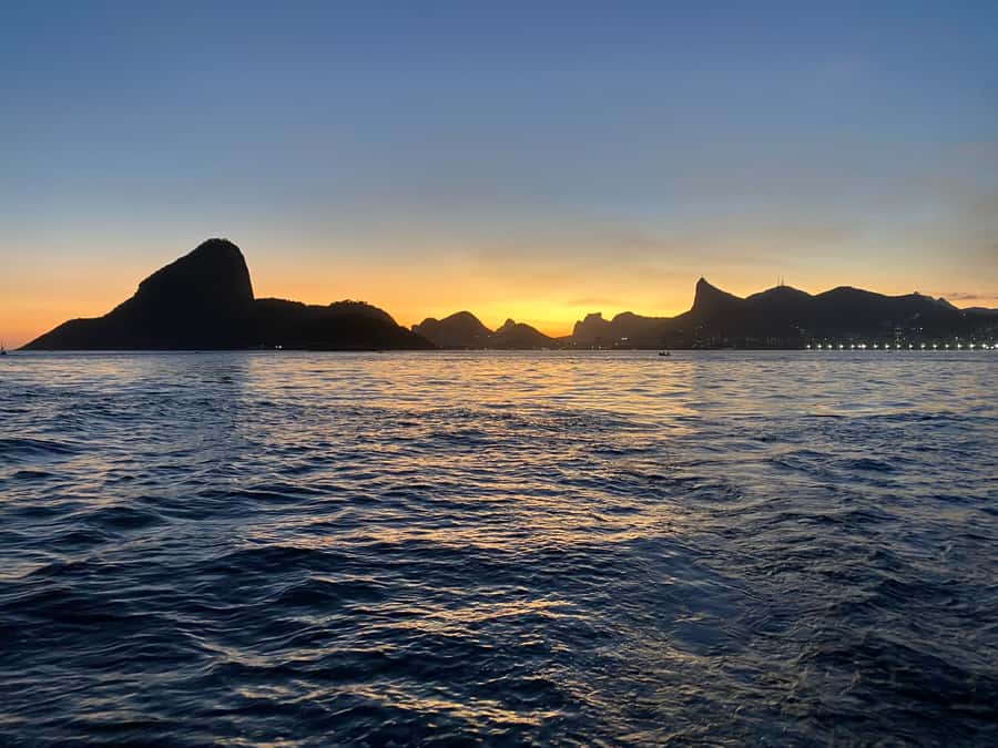 Rio de Janeiro: Sunset Sailboat Tour with Open Bar - Sailing Across Guanabara Bay