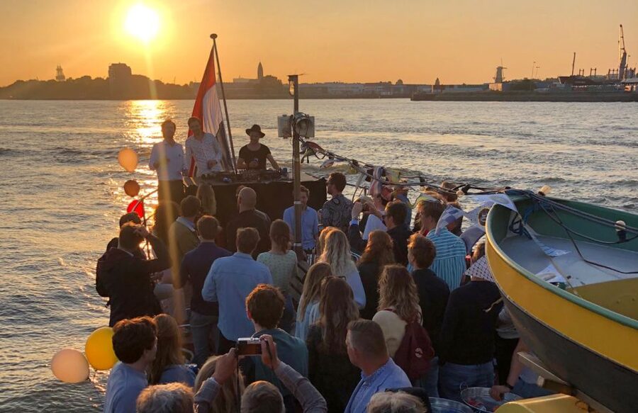 Rotterdam: Pub Cruise with Drinks and Bites - Who will enjoy this Rotterdam cruise most?