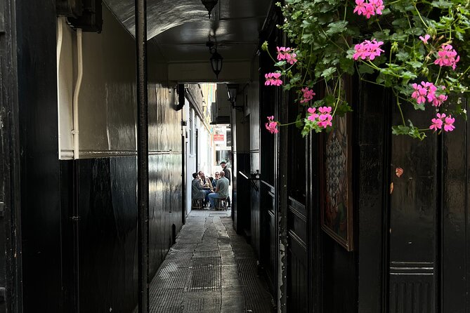 Royal Historic Pubs Walking Guided Tour in London - What the tour teaches about London’s pub culture