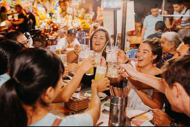 Saigon After Dark With Seafood, Beer & Live Music Bar - Climbing through Nguyen Thien Thuat’s old apartments
