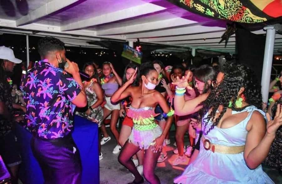 San Andres: White Party on boat with open bar, dinner and dancers! - Setting sail through San Andrés Bay