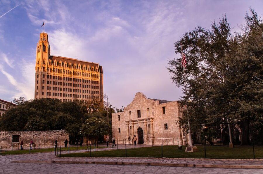 San Antonio: Guided Haunted Pub Crawl - Start outside the Hipolito Federal Building