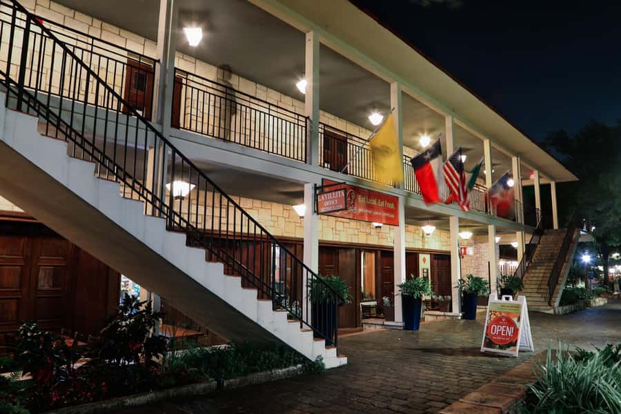 San Antonio: Spirits & Spirits Haunted Pub Crawl - Walking to the Emily Morgan Hotel