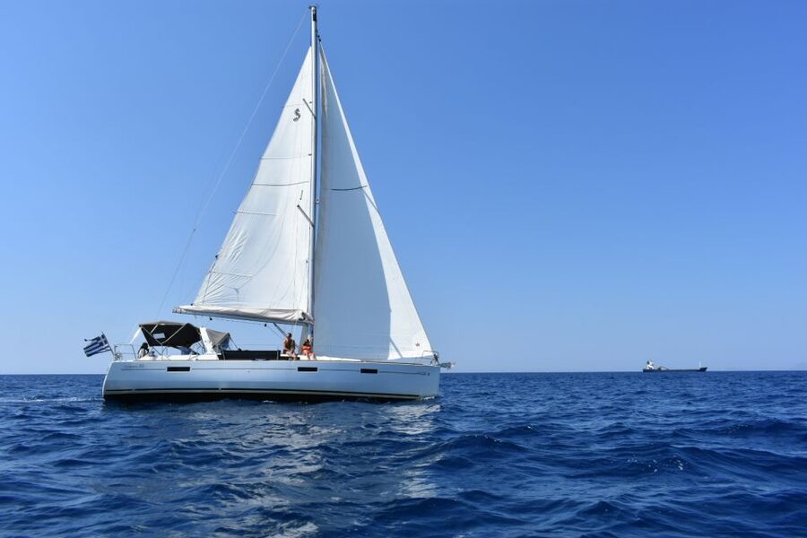 Santorini: Private Caldera Sailing Trip with Open Bar & Meal - Lunch or dinner with an open bar