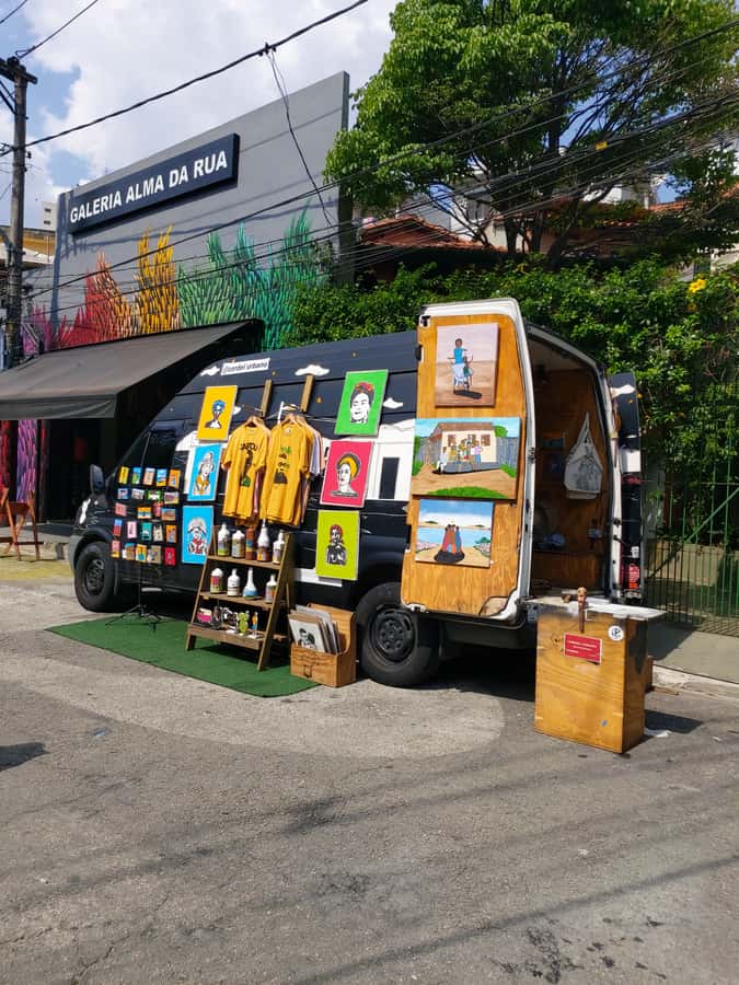 São Paulo: Bar and Street Art Crawl with Local Guide - Leticia’s guiding style