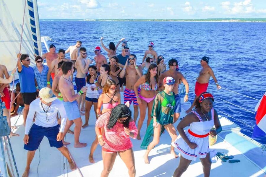 SAONA ISLAND: Catamaran Boat with Open Bar, Lunch and More.. - Key points at a glance