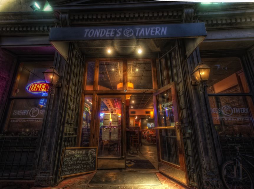 Savannah: Haunted Pub Crawl - Visiting Savannah’s squares and infamous landmarks