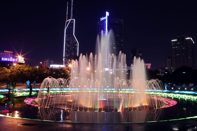 Shanghai Authentic Dinner and Night River Cruise with Rooftop Bar Hopping Option - The guides make a real difference