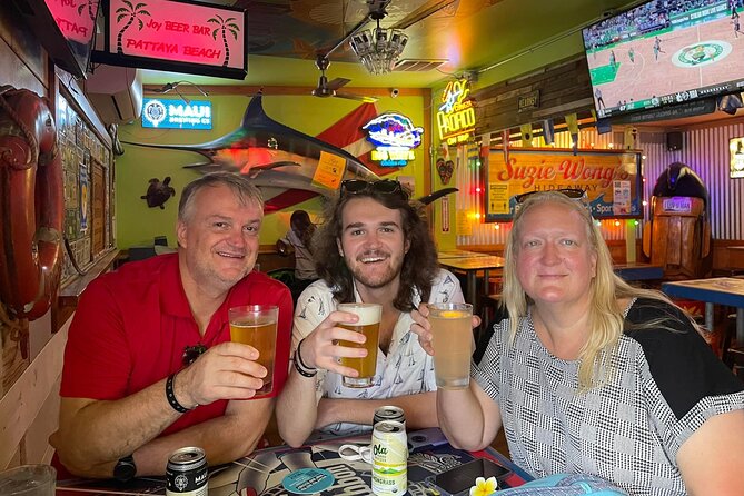 Sips & Secrets of Hawaii Pub Crawl - Meeting the guide at Ala Moana Boulevard