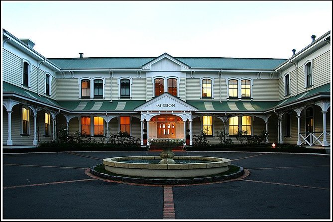 Small group - Napier Premium Wineries+ Beer tour -5.0 - 5.5 hours - Who should book this afternoon out