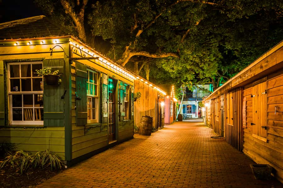 St. Augustine: Haunted Pub Crawl Walking Tour with a Guide - What happens at the pub stops