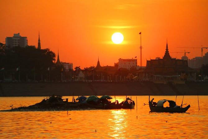 Sunset Cruise with unlimited beer & soft drinks -English speaking guide on board - Watching the sunset from the water