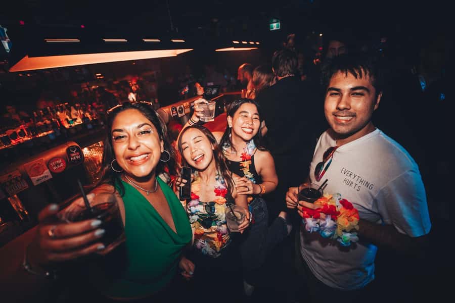 Sydney: Big Night Out Pub Crawl with Local Party Hosts - One drink and one hour at each stop